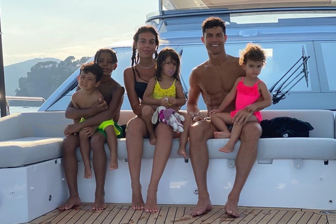 Ronaldo đưa cả gia đình đi du lịch. Ảnh: Dailymail.