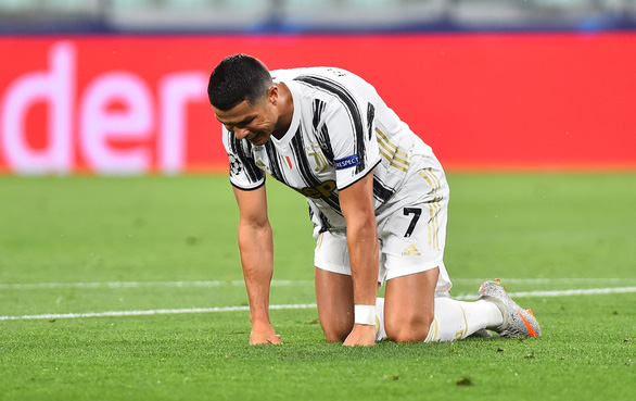 Cristiano Ronaldo không thể giúp Juventus đi tiếp. Ảnh: Reuters. 