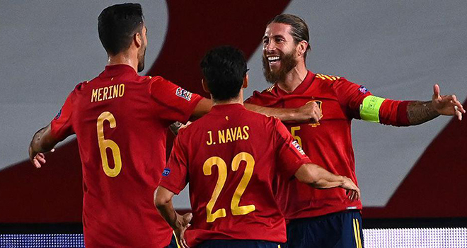 Sergio Ramos tỏa sáng trong chiến thắng của Tây Ban Nha. Ảnh: Express.