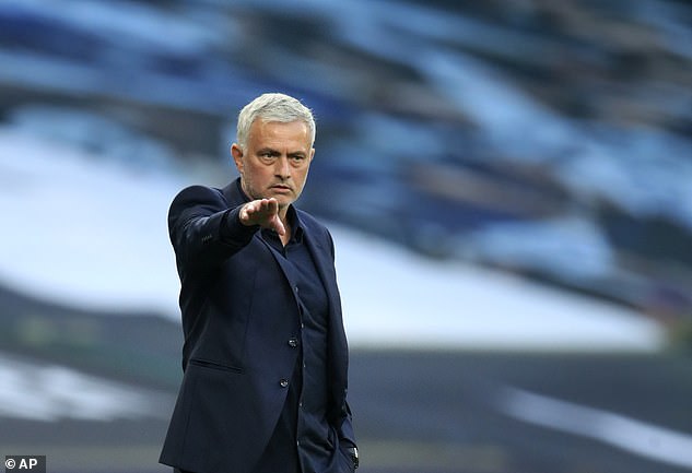 Jose Mourinho không thể giúp các học trò tránh khỏi một trận thua. Ảnh: Dailymail.