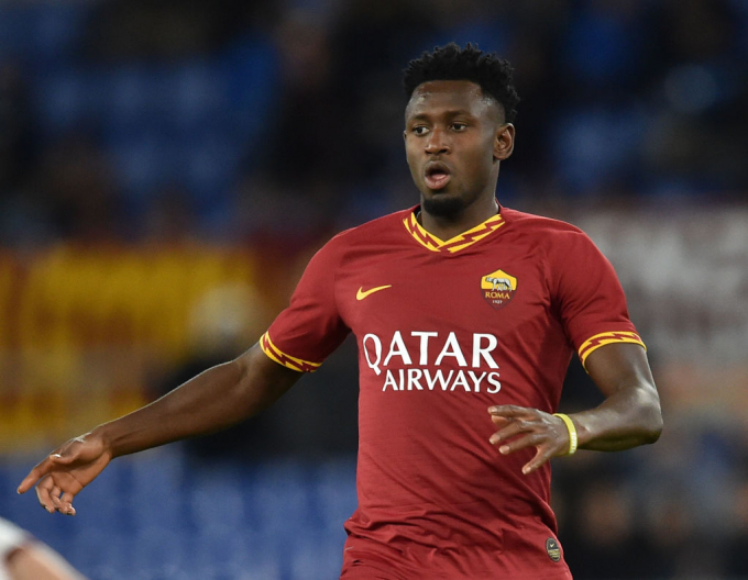 Amadou Diawara khiến AS Roma bị phạt nặng. Ảnh: Express.