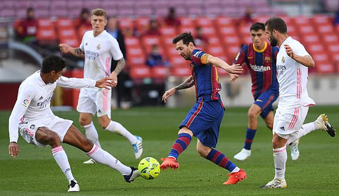 Lionel Messi bất lực trong việc xuyên thủng mành lưới của Barcelona. Ảnh: Dailymail.