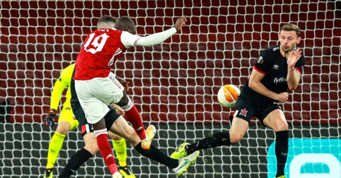 Nicholas Pepe ghi bàn ấn định tỷ số cho Arsenal ở lượt 2 Europa League. Ảnh: Dailymail.