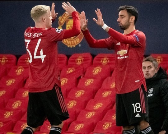 Đến lúc Van de Beek nên thay thế Bruno Fernandes. Ảnh: Goal.