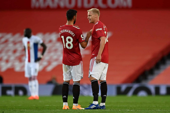 Thay vì Bruno - Pogba thì Man United nên lựa chọn Bruno -  Van de Beek. Ảnh: Dailymail.