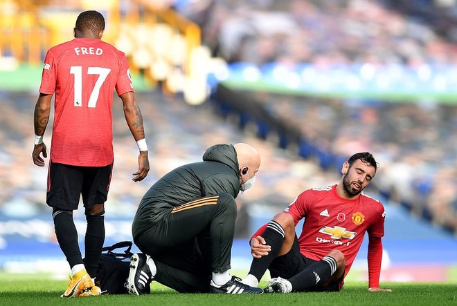 Cầu thủ Man United gặp chấn thương vì thi đấu quá nhiều. Ảnh: Express.