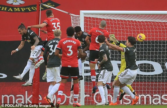 Man United bị dẫn hai bàn trong hiệp 1. Ảnh: Dailymail.