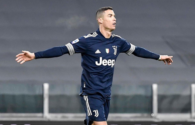 Cristiano Ronaldo lập cột mốc lịch sử. Ảnh: Express.