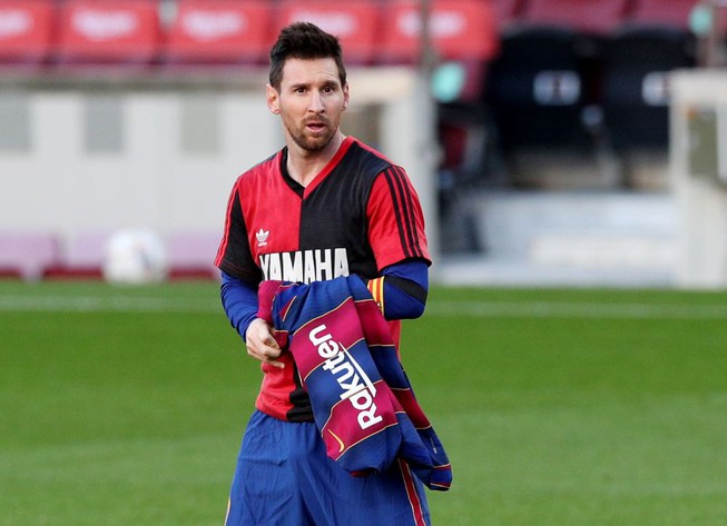 Lionel Messi nhận án phạt vì hành động cởi áo. Ảnh: AS.
