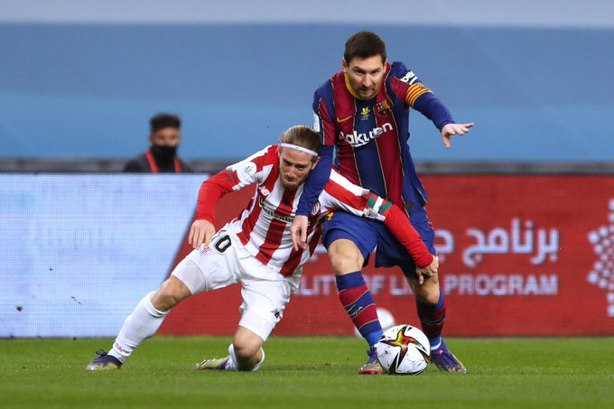 Lionel Messi dính thẻ đỏ. Ảnh: Dailymail.
