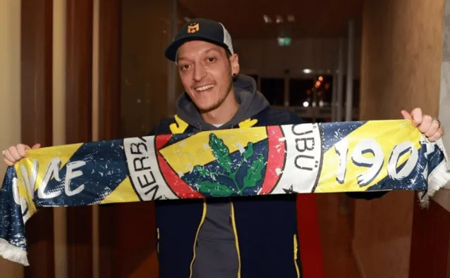 Mesut Ozil rời Arsenal để đến với Fenerbahce. Ảnh: Express.