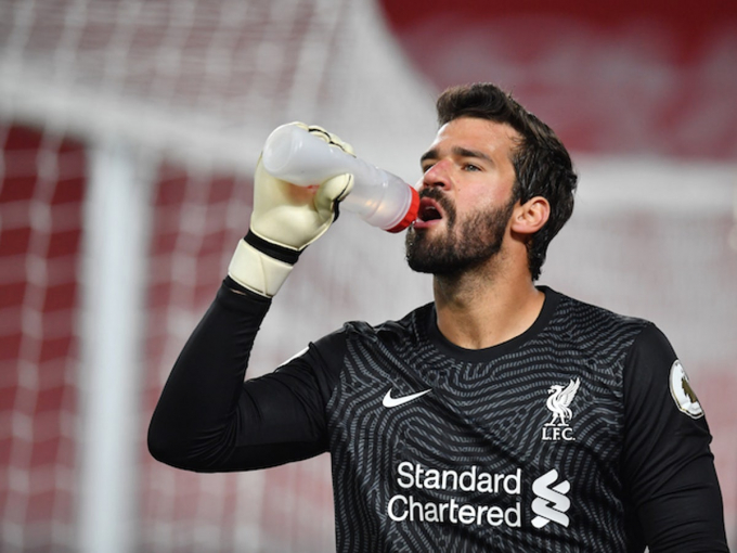 Alisson Becker là tội đồ của Liverpool. Ảnh: Dailymail.