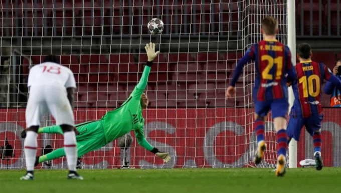 Lionel Messi sớm mở tỷ số ở phút 27 cho Barcelona từ chấm phạt đền. Ảnh: AS.