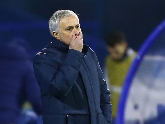 Jose Mourinho đang thể hiện thất vọng. Ảnh: Dailymail.