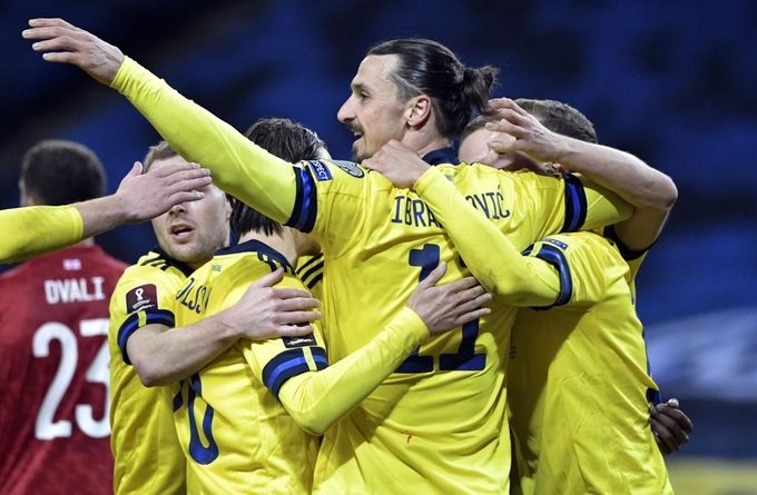 Zlatan Ibrahimovic giúp tuyển Thụy Điển chơi tốt hơn. Ảnh: AS.