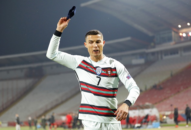 Cristiano Ronaldo bực tức ném băng đội trưởng. Ảnh: Dailymail.