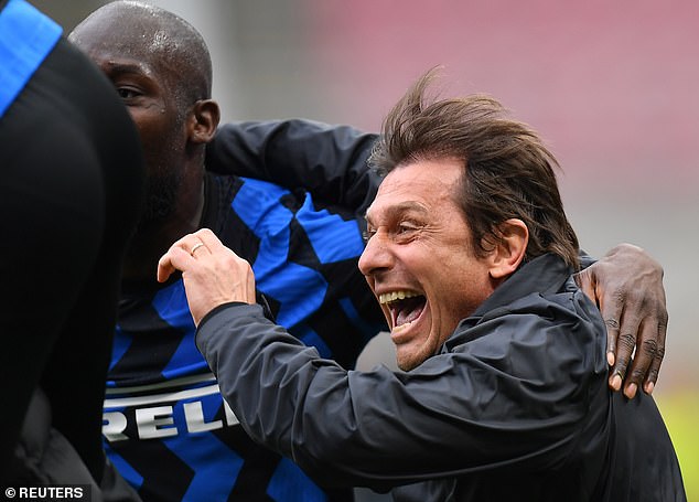 Antonio Conte vui mừng sau khi cùng Inter Milan chiến thắng. Ảnh: Dailymail.