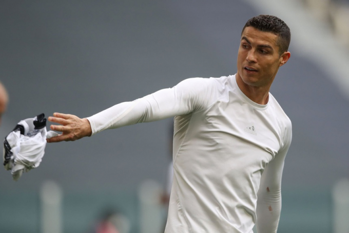 Hành động khiến Ronaldo đang bị chỉ trích. Ảnh: AS.
