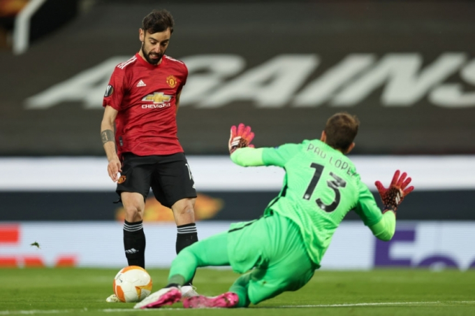 Bruno Fernandes mở tỷ số từ sớm cho Man United. Ảnh: Dailymail.