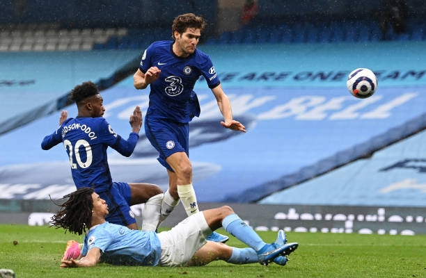 Marcos Alonso ấn định tỷ số 2-1 cho trận Man City vs Chelsea. Ảnh: Dailymail.