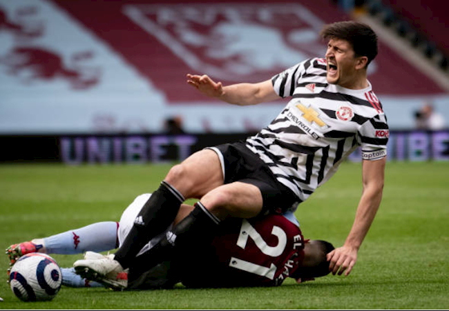 Harry Maguire gặp chấn thương trong trận gặp Aston Villa. Ảnh: Dailymail.