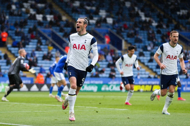 Gareth Bale lập cú đúp đả bại Leicester City. Ảnh: Dailymail.