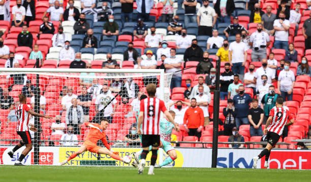 Brentford dẫn trước 2-0 sau khi hiệp thi đấu đầu tiên kết thúc. Ảnh: Dailymail.