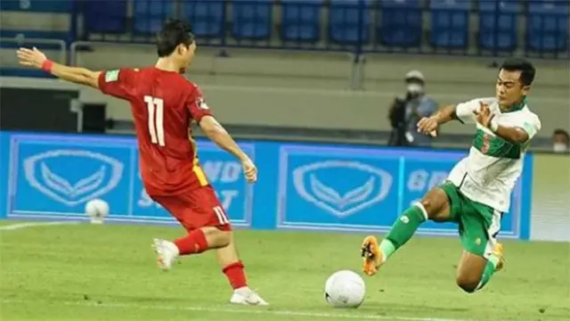 Tình huống phạm lỗi nguy hiểm của cầu thủ Indonesia với Tuấn Anh. Ảnh: Bola.