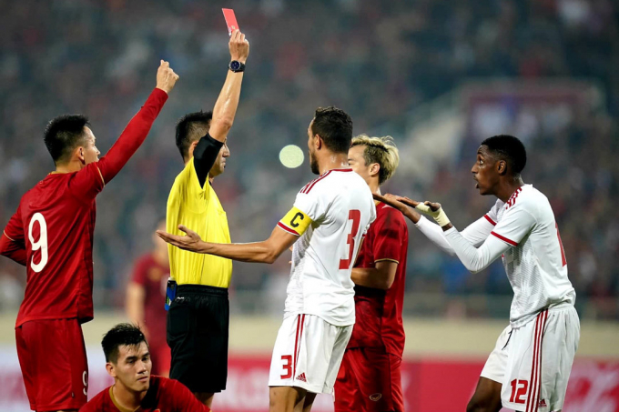 Chiếc thẻ đỏ trong trận lượt đi đã khiến UAE thất bại trước Việt Nam. 