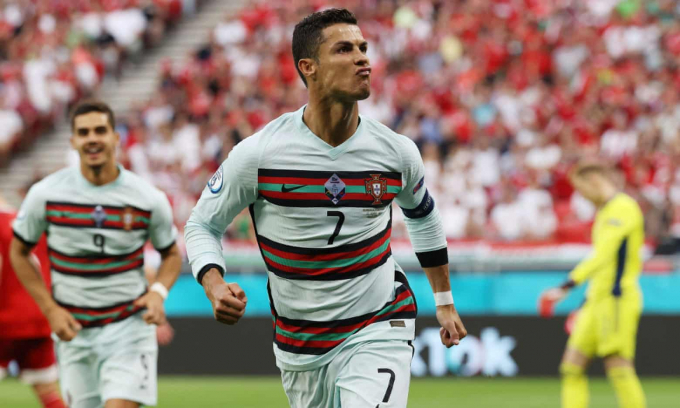 Cristiano Ronaldo xô đổ nhiều kỷ lục sau trận gặp Hungary. Ảnh: Express.