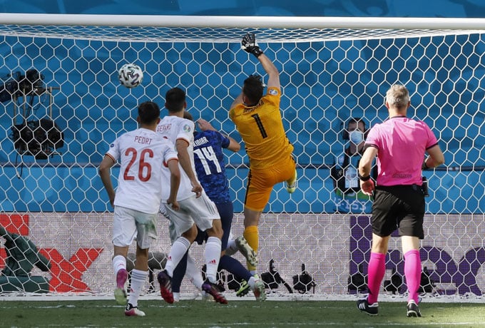 Thủ môn của Slovakia phản lưới nhà. 