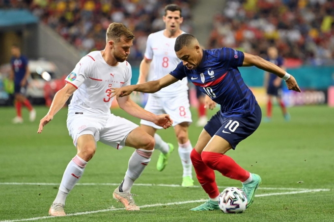 Pháp chơi bế tắc trước Thụy Sĩ trong những phút đầu tiên. 
