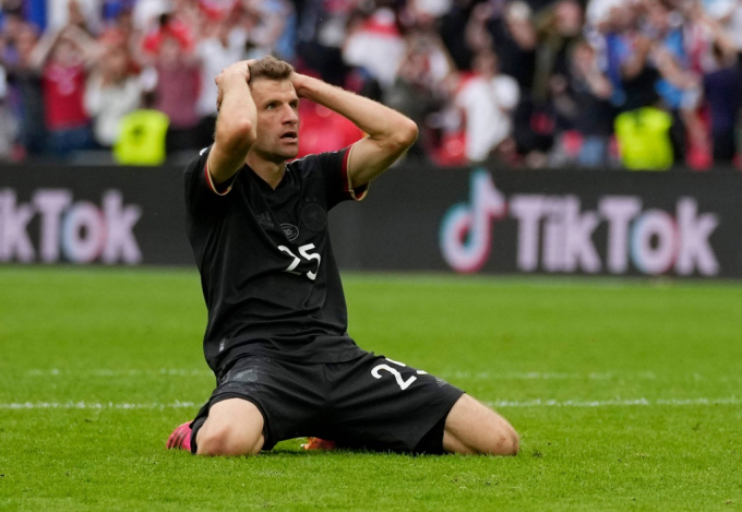 Thomas Mueller thất vọng cùng cực sau thất bại tại EURO 2020. Ảnh: Dailymail.