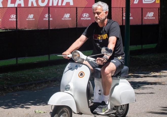 Hình ảnh thú vị của Jose Mourinho cùng chiếc xe Vespa. Ảnh: Dailymail.