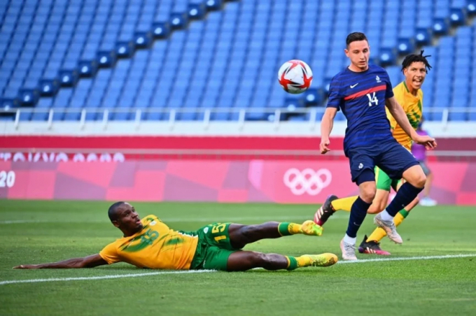 U23 Pháp nỗ lực tấn công trước U23 Nam Phi. 