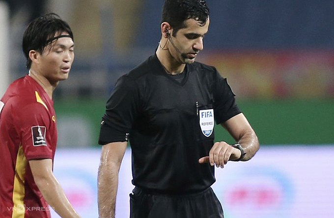 Trọng tài Abdulrahman Al-Jassim không cho Việt Nam hưởng penalty. Ảnh: Lâm Thỏa/VnExpress.