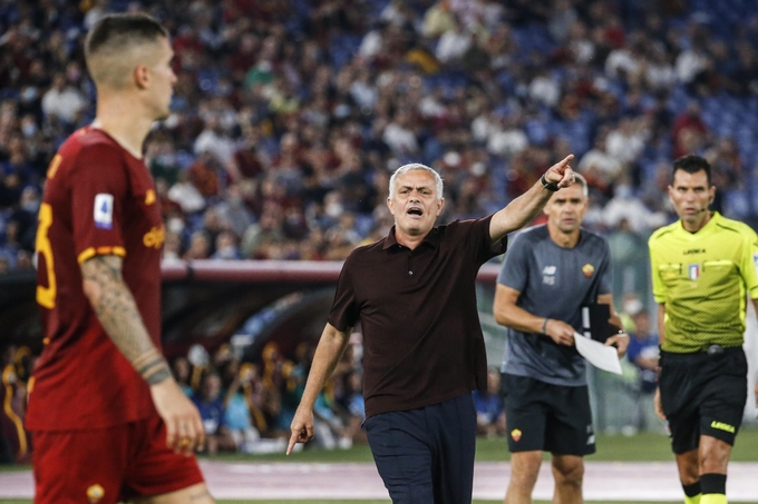 Jose Mourinho rất sốt ruột khi đội nhà bị cầm hòa. Ảnh: AS.