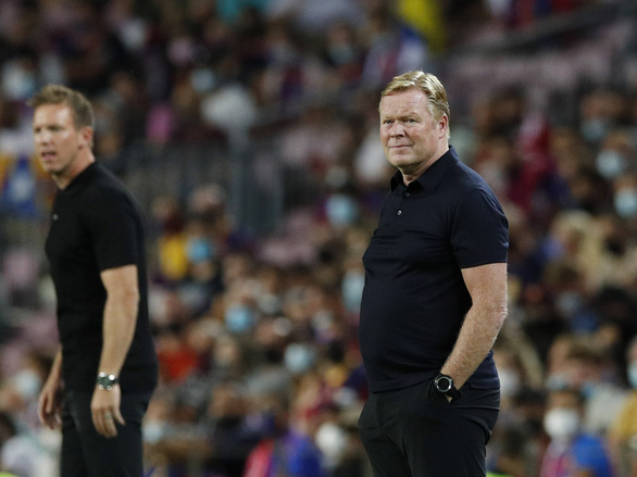 Ronald Koeman lạc lối tại Nou Camp. Ảnh: Express.