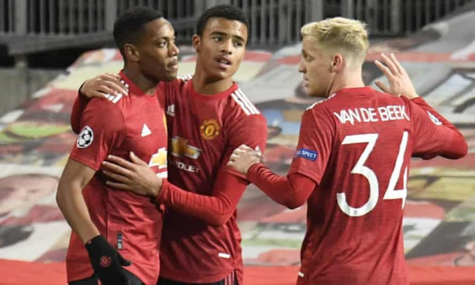 Solskjaer mất dần kiên nhẫn với Van de Beek và Martial. 