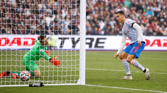 Cristiano Ronaldo nổ súng trong cuộc chạm trán West Ham tuần trước. 