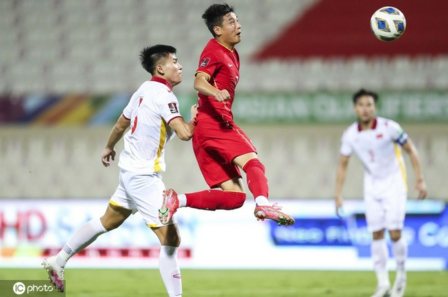 Wu Lei ghi bàn thắng thứ hai cho Trung Quốc. 