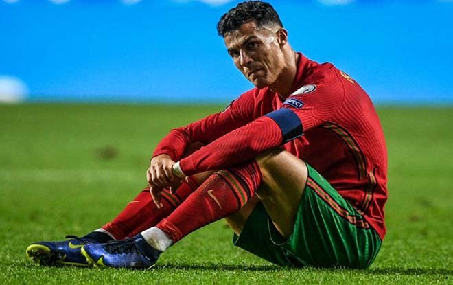 Cristiano Ronaldo cùng các đồng đội phải đá trận tranh vé vớt dự World Cup 2022. Ảnh: Dailymail.