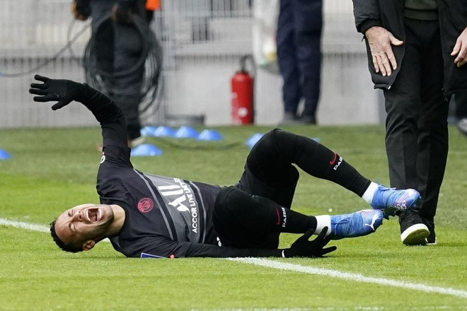 Neymar rất đau đớn nằm trên sân. Ảnh: AS.