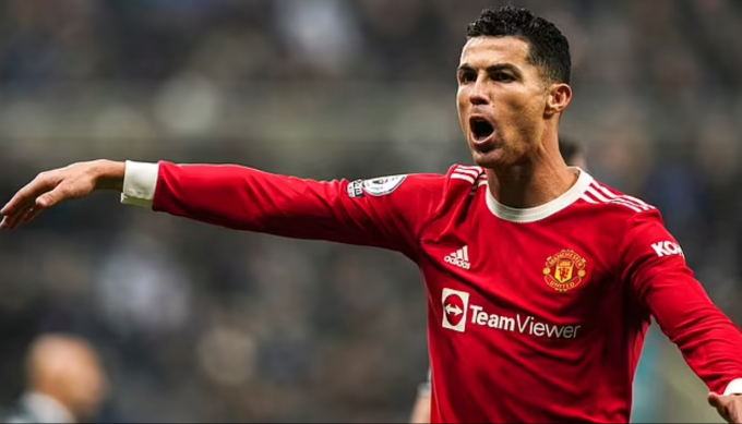 Cristiano Ronaldo may mắn thoát thẻ đỏ. Ảnh: Dailymail.