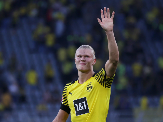 Erling Haaland vẫy tay chào các CĐV Borussia Dortmund. Ảnh: AP.