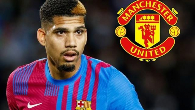 Theo El Chiringuito, Man United đang lên kế hoạch lôi kéo Araujo bằng mức lương siêu khủng. 