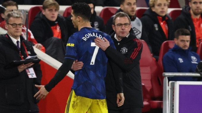 Cristiano Ronaldo và Ralf Rangnick dường như không nhìn mặt nhau sau trận hoà Southampton. Ảnh: Dailymail.