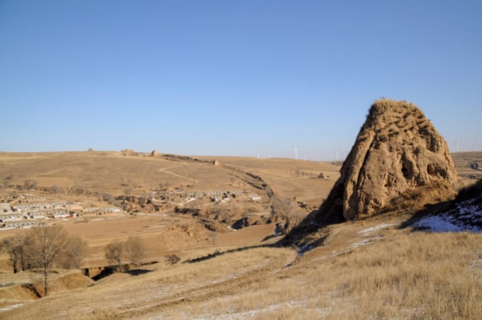 Nhiều đoạn tường thành trên đất Mông Cổ xưa chỉ còn lại ở dạng di tích. Ảnh: Orphaned Nation.