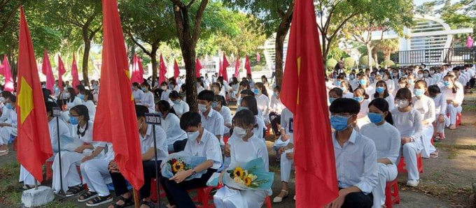 Học sinh đeo khẩu trang, ngồi giãn cách tham dự lễ khai giảng tại Quảng Nam. Ảnh: Lê Khánh.