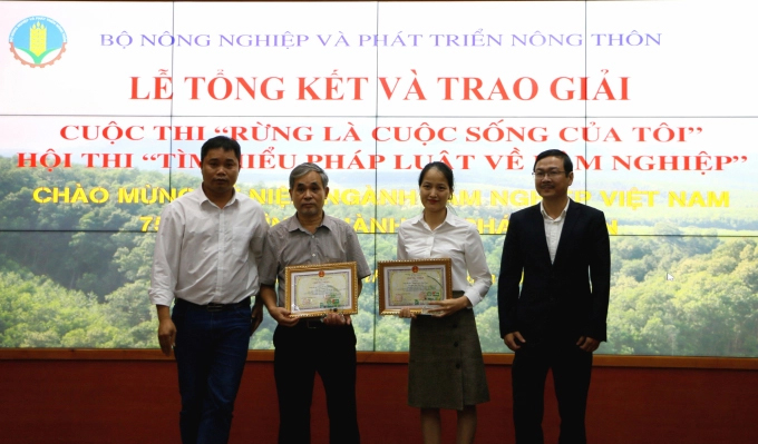 Tổng Biên tập Báo Nông nghiệp Việt Nam (bên phải) cùng nhà tài trợ trao giải ba cho các tác giả Cuộc thi viết Rừng là cuộc sống của tôi. Ảnh: Thanh Tùng.